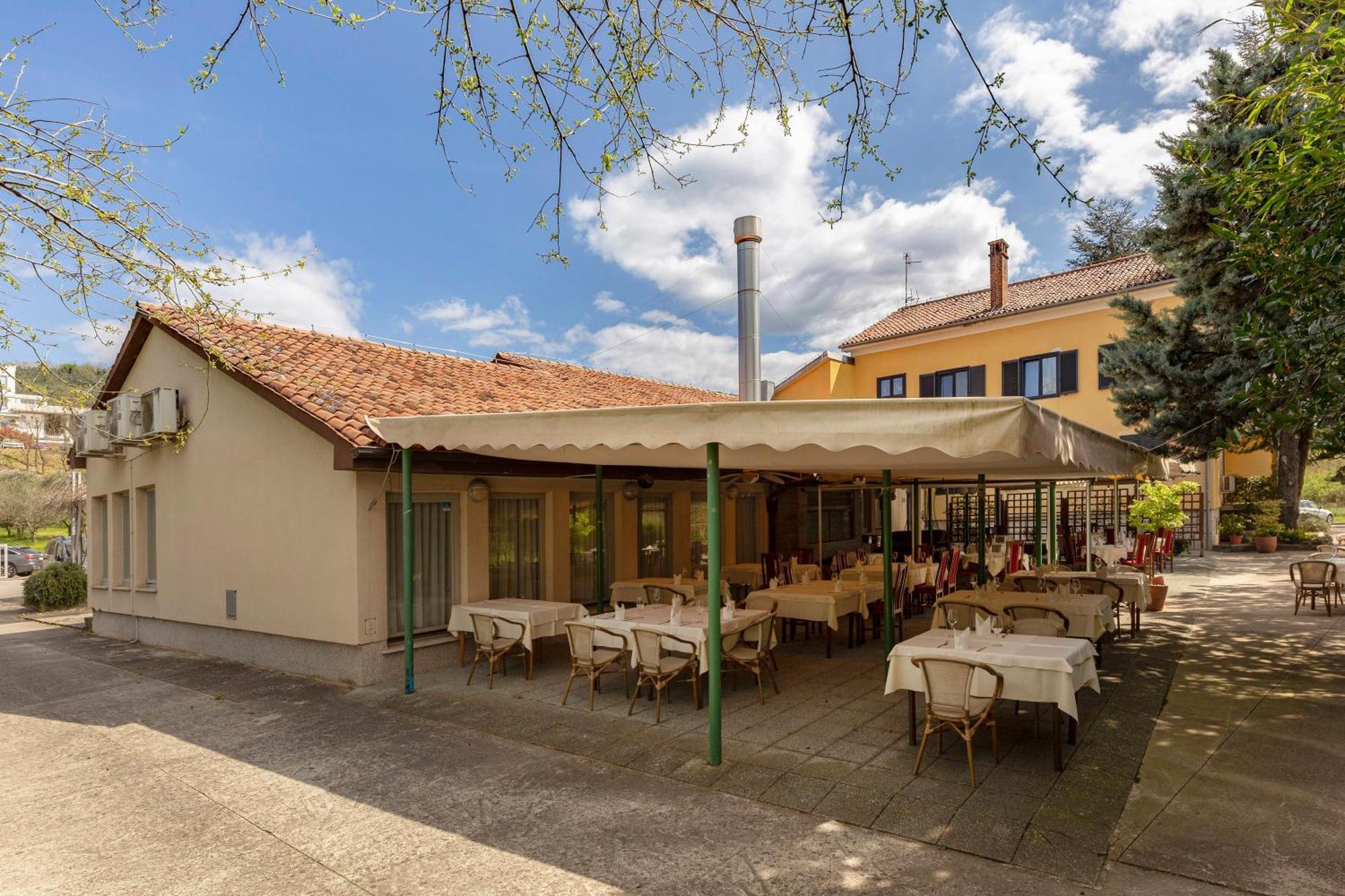 Restaurant Bric Dekani Exterior foto