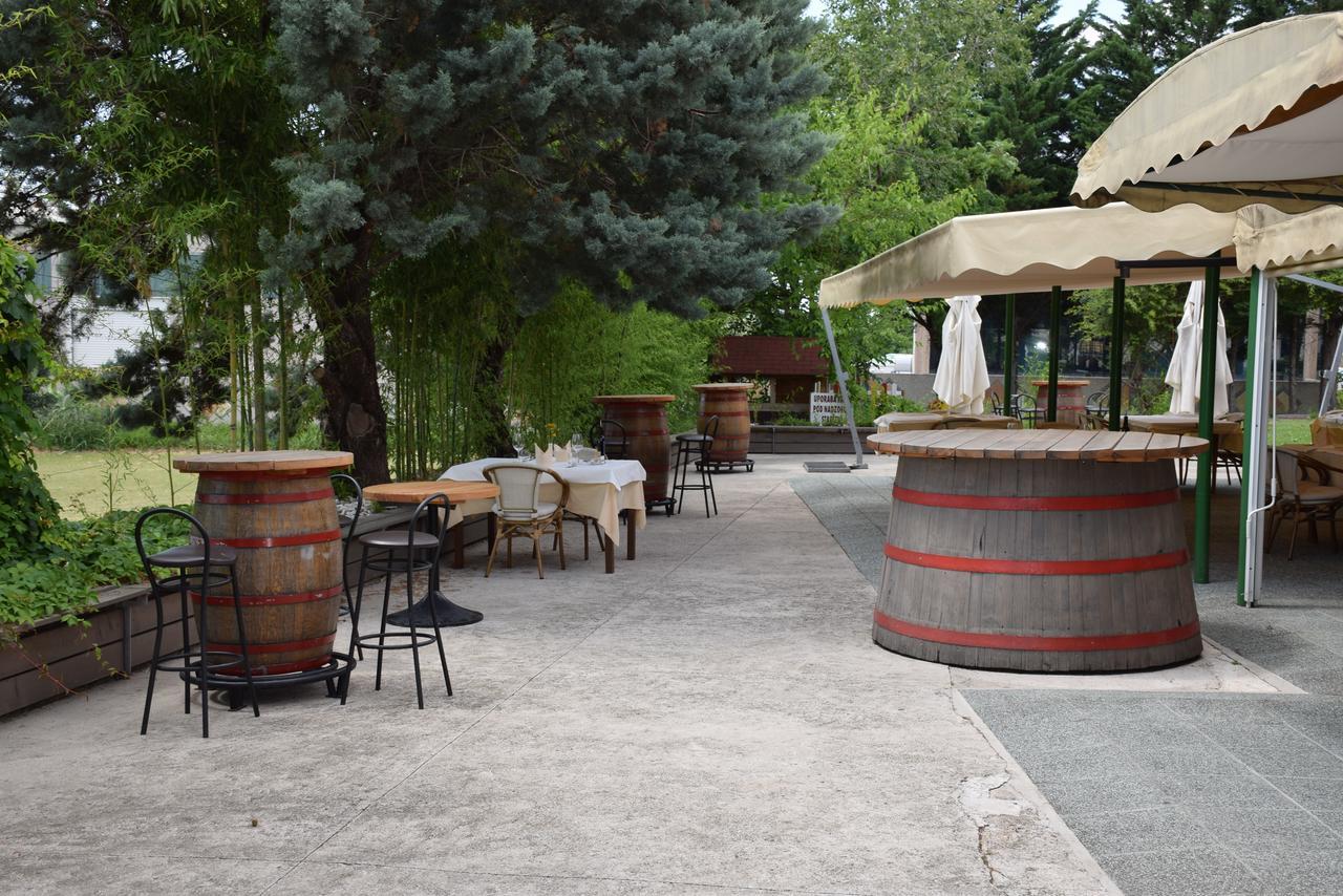 Restaurant Bric Dekani Exterior foto